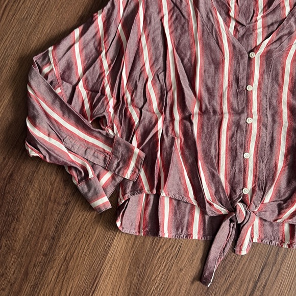 Express Striped Blouse - Picture 2 of 5